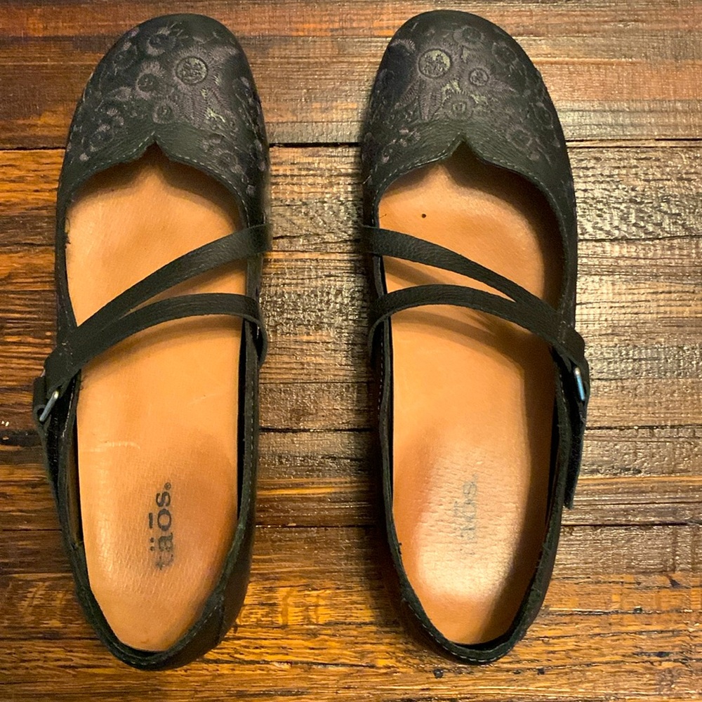 Taos “Wish” black Mary Jane’s with floral detail, size 8